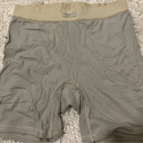 Skims Soft Lounge Boxer Short - Picture 2 of 3